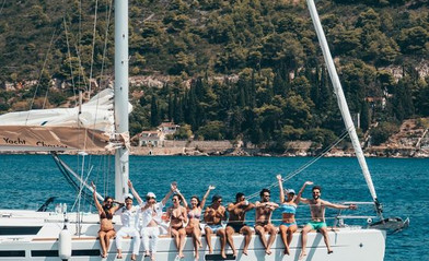 Открийте магията на летните приключения с ветроходна яхта под наем в България